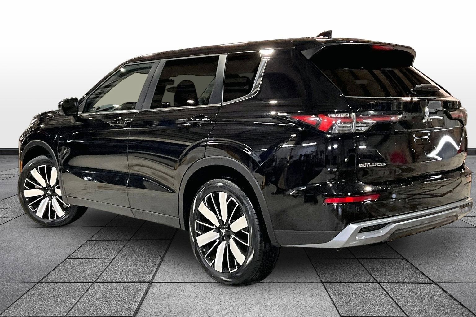 2025 Mitsubishi Outlander — side profile view