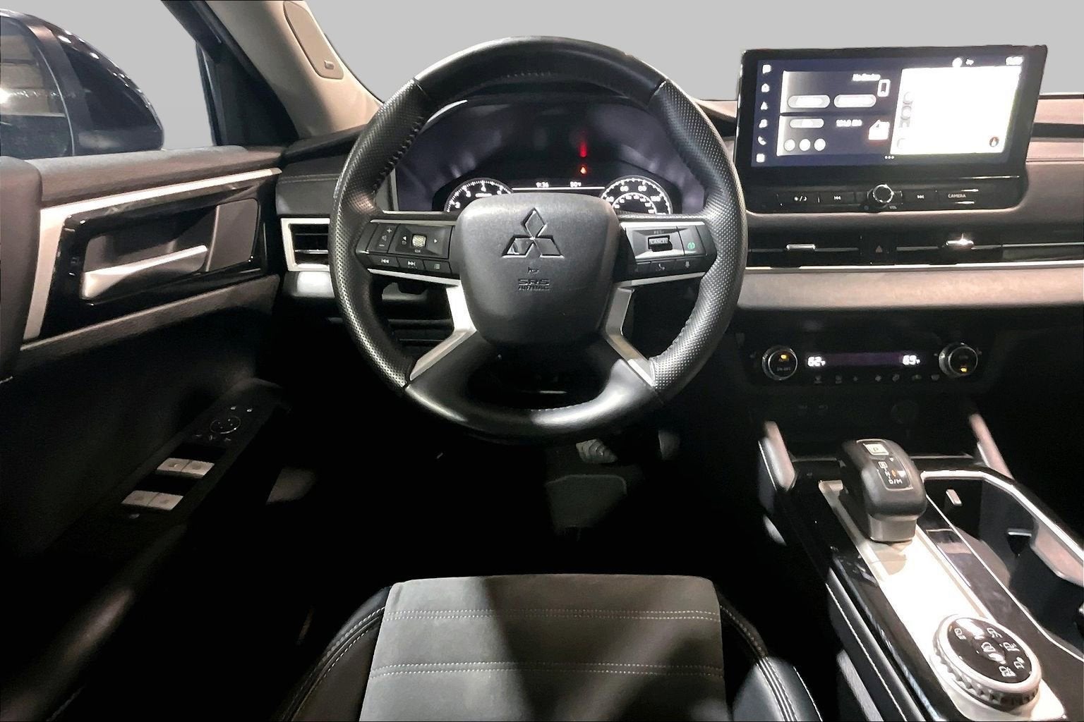 2025 Mitsubishi Outlander — detail view