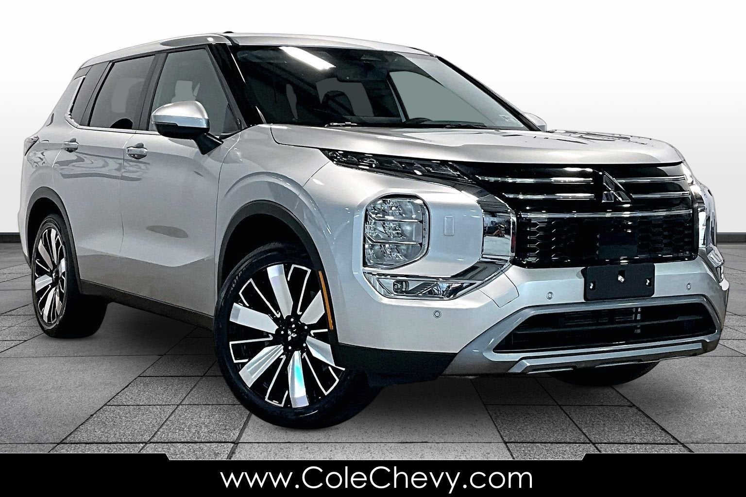 2025 Mitsubishi Outlander SE in Silver — front three-quarter view